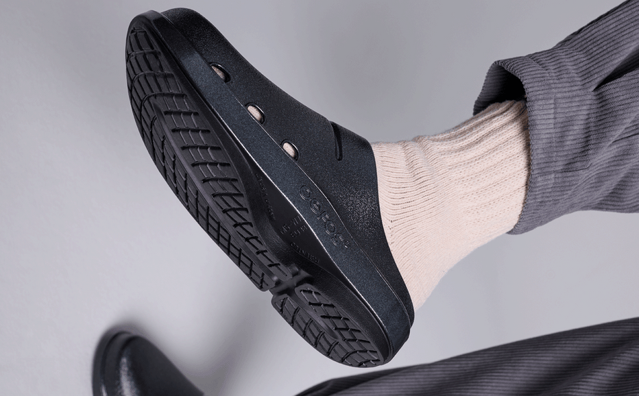 OOFOS Women's OOcloog Luxe Clog: Black Sparkle