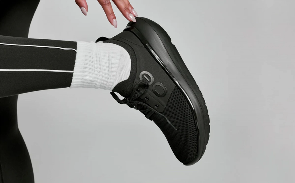 OOFOS Women's OOmy Stride - Black