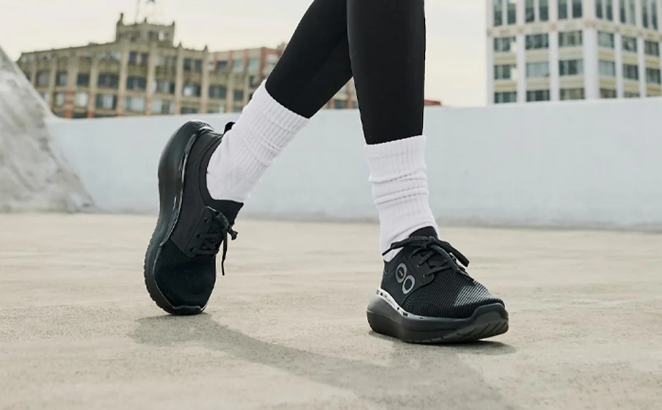 OOFOS Women's OOmy Stride - Black