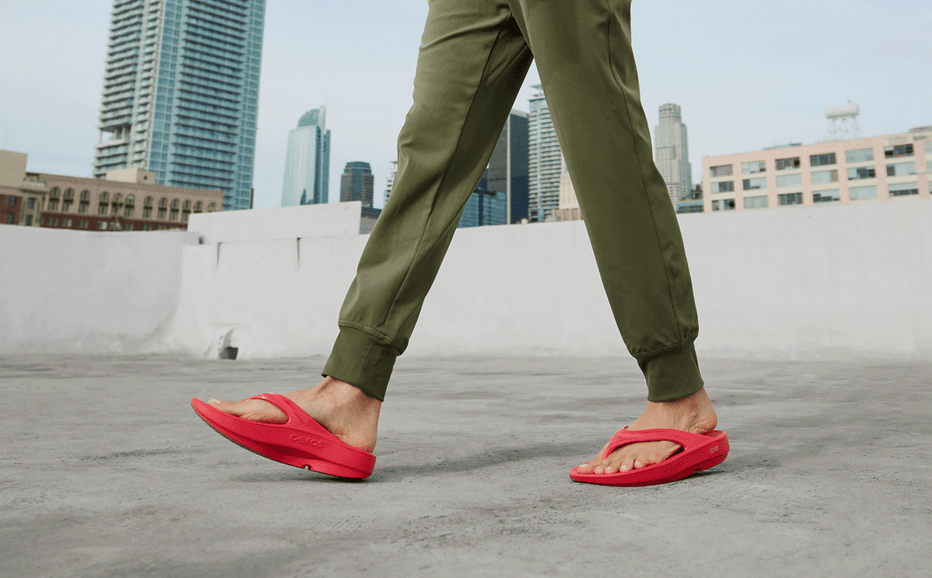 OOFOS Women's OOLALA Sandal: Neon Berry