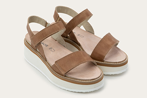 Naot Tiramisu Meringue: Latte Brown Leather w/ Off White Sole